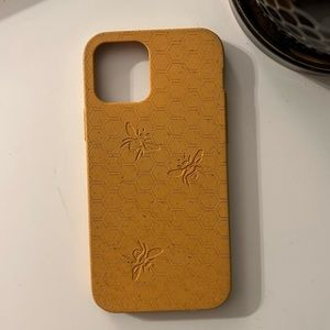 Pela Case iPhone 12 Bumble Bee Pattern